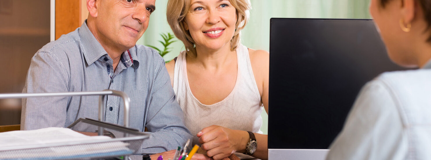couple-talking-with-employee